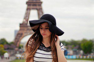 Paris Fashion Outfit blogger schwarz weiß gestreiftes Shirt Spitze