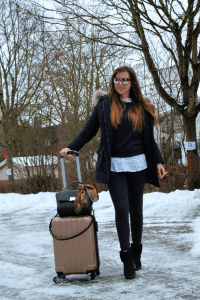 bequemes Reiseoutfit für Kurztrip weißes Hemd unter strickpullover kombinieren damen Styling tipps mode blog outfit