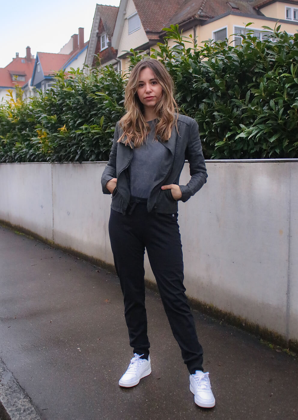 Street Style -Mein Outfit mit Lederjacke und Jogginghose