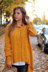 Senfgelbes Oberteil Wie kombiniere ich senflgelbes Kleidungsstück Overknees Outfit Lookbook blogger Fashion Style München Augsburg OOTD