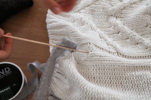 Strickpullover mit Band Schnürung blogger DIY Fashion Upcycling Kordel Herbst Trend