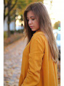 Senfgelbes Oberteil Wie kombiniere ich senflgelbes Kleidungsstück Overknees Outfit Lookbook blogger Fashion Style München Augsburg Herbsttrend 2017 Whitelilystyle