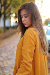 Senfgelbes Oberteil Wie kombiniere ich senflgelbes Kleidungsstück Overknees Outfit Lookbook blogger Fashion Style München Augsburg Herbsttrend 2017 Whitelilystyle