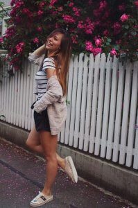 schleifen - shorts sommer outfit outfit look of the day fashion blogger style styling tipps Augsburg paperbag shorts streifen spitzenshort weiß schwarz gestreifes shirt
