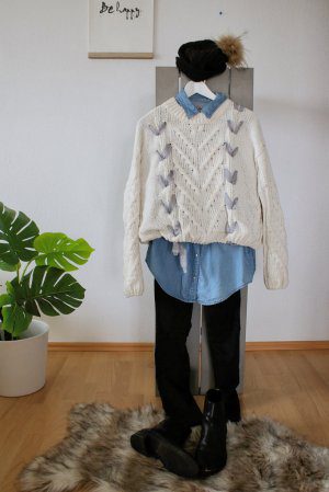 Lederhose, Jeanshemd unter weißem Strickpullover