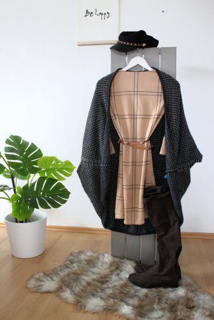 Braun kariertes Kleid, Cardigan & Overknee boots