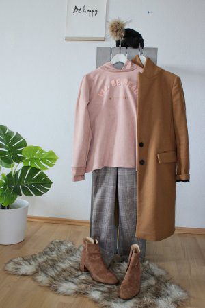 Kapuzenpullover, karierte Hose, braunter Wollmantel und Boots November