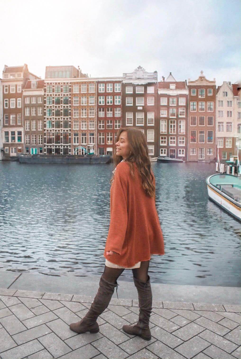 Outfit Inspiration Bluse mit Scarf-Print, Pulloverkleid und Overknees