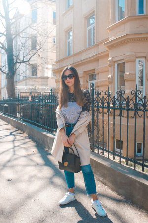 Outfit Inspiration – Ein Uni Look mit Streifenbluse, Jeans und Mantel