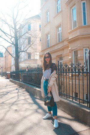 Outfit Inspiration – Ein Uni Look mit Streifenbluse, Jeans und Mantel