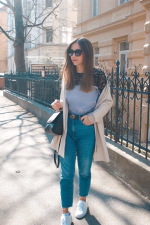 Outfit Inspiration – Ein Uni Look mit Streifenbluse, Jeans und Mantel