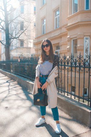 Outfit Inspiration – Ein Uni Look mit Streifenbluse, Jeans und Mantel