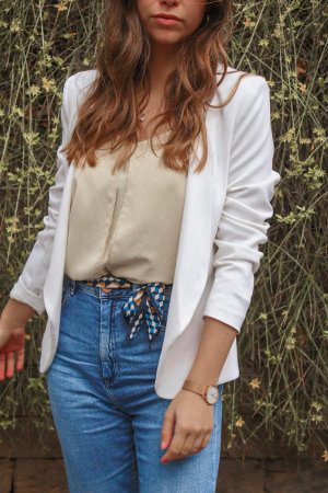 Wie kombinieren wir den Casual Chic Look ! Weißer Blazer, Jeans und Sneaker