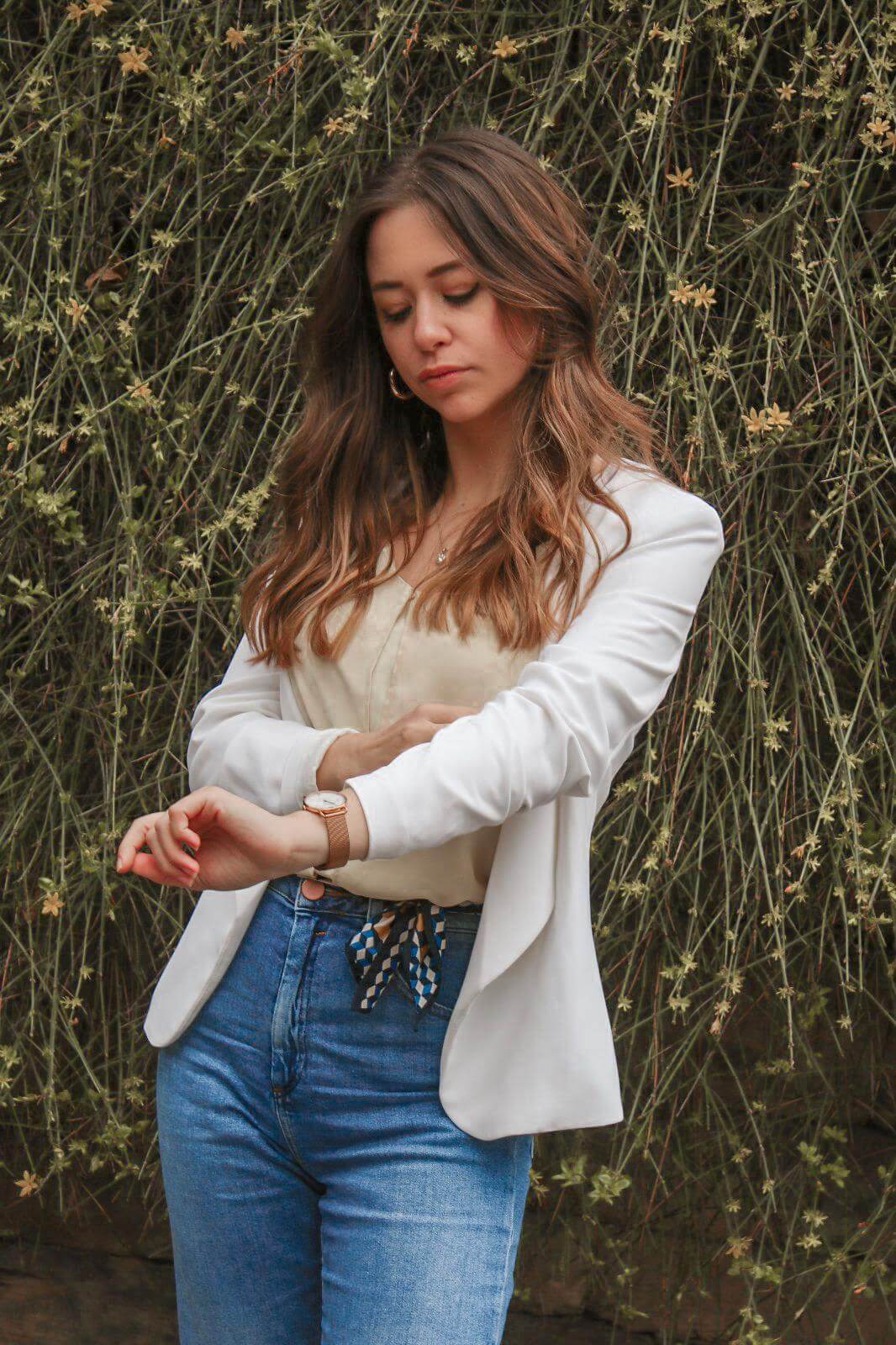 Wie kombinieren wir den Casual Chic Look ! Weißer Blazer, Jeans und Sneaker (7)