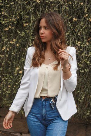 Wie kombinieren wir den Casual Chic Look ! Weißer Blazer, Jeans und Sneaker