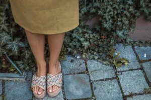 Outfit mit goldenem Rock – wie kombiniere ich den goldenen Midirock