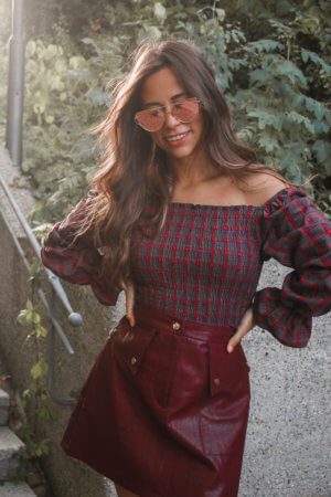 Outfit mit Lederrock und karierter Bluse – Lederrock in rot kombinieren