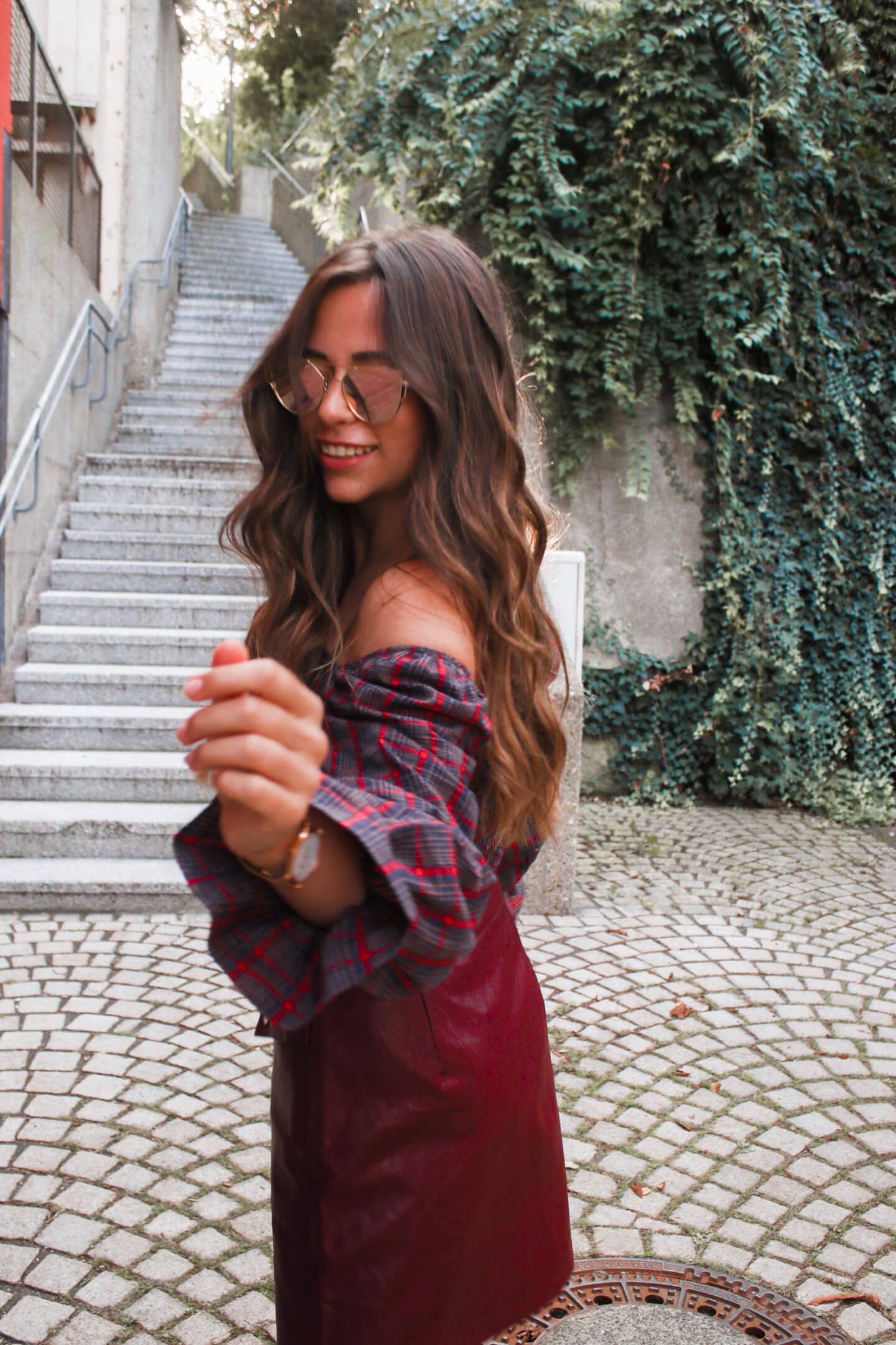 Outfit-mit-Lederrock-und-karierter-Bluse-–-Lederrock-in-rot-kombinieren4