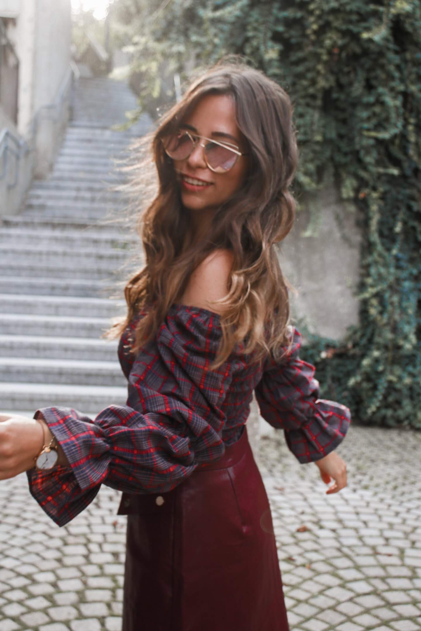 Outfit mit Lederrock und karierter Bluse – Lederrock in rot kombinieren7