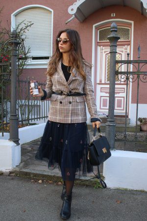 Herbst Outfit mit Midirock und kariertem Blazer in braun I Styling Tipps