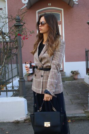 Herbst Outfit mit Midirock und kariertem Blazer in braun I Styling Tipps
