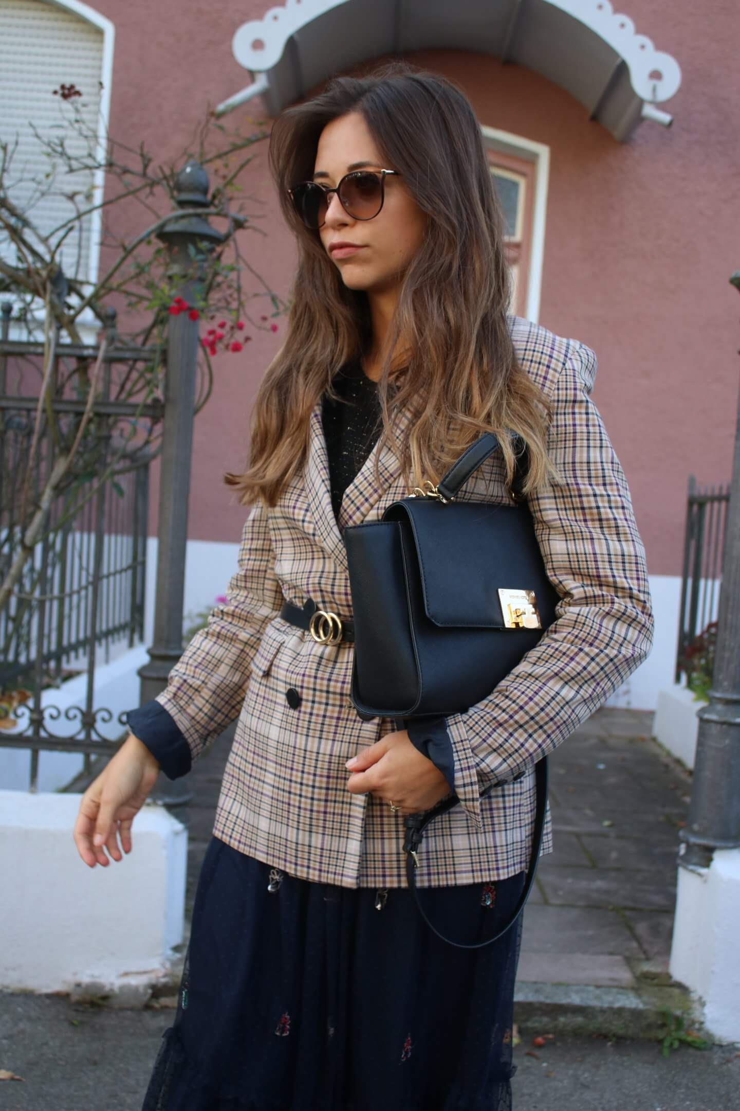 Herbst Outfit mit Midirock und kariertem Blazer in braun I Styling Tipps 3