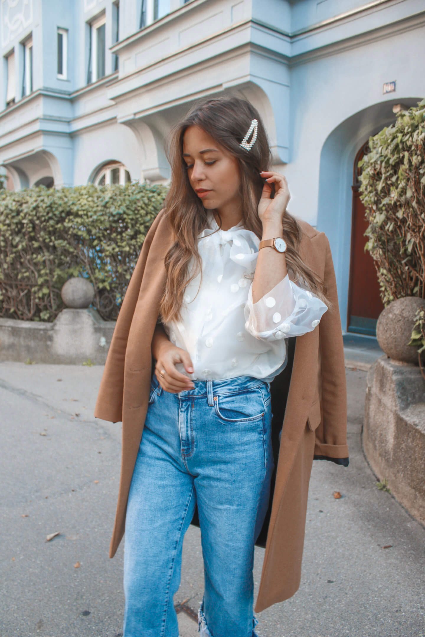Punktgenau-Outfit-mit-gepunkteter-transparenter-Bluse-11-1