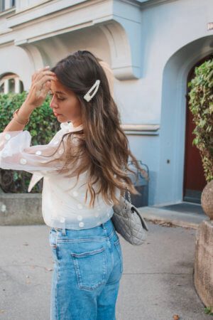 Punktgenau! Outfit mit gepunkteter transparenter Organzabluse