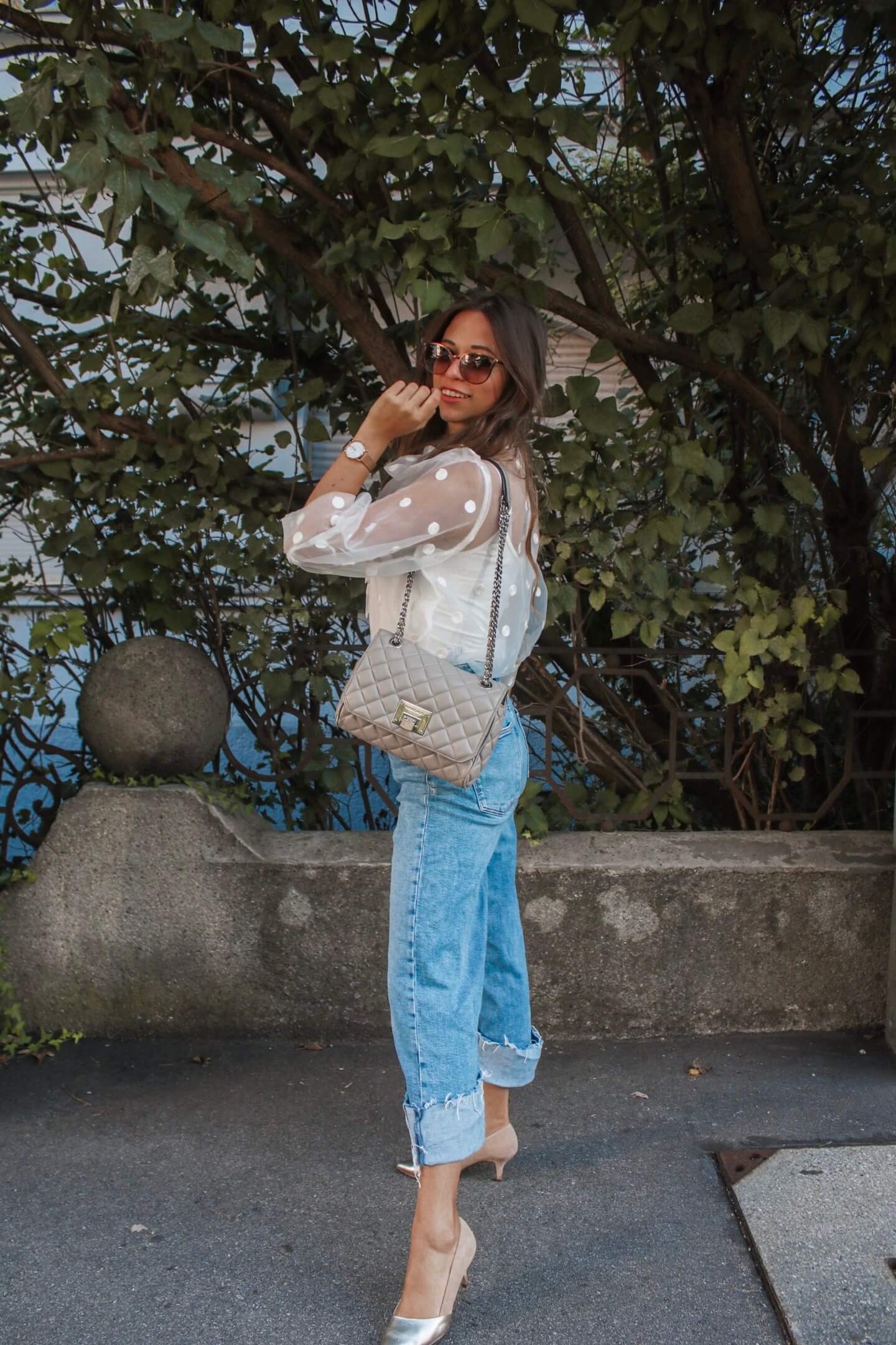 Punktgenau-Outfit-mit-gepunkteter-transparenter-Bluse-22