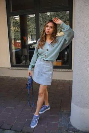 Outfit Inspiration mit Accessoires in der Trendfarbe Classic Blue