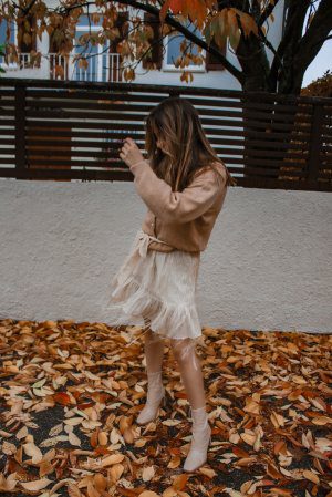 Fransen Rock & Cardigan mit Perlenknöpfen – der perfekte Holiday Look