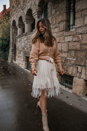 Fransen Rock & Cardigan mit Perlenknöpfen – der perfekte Holiday Look
