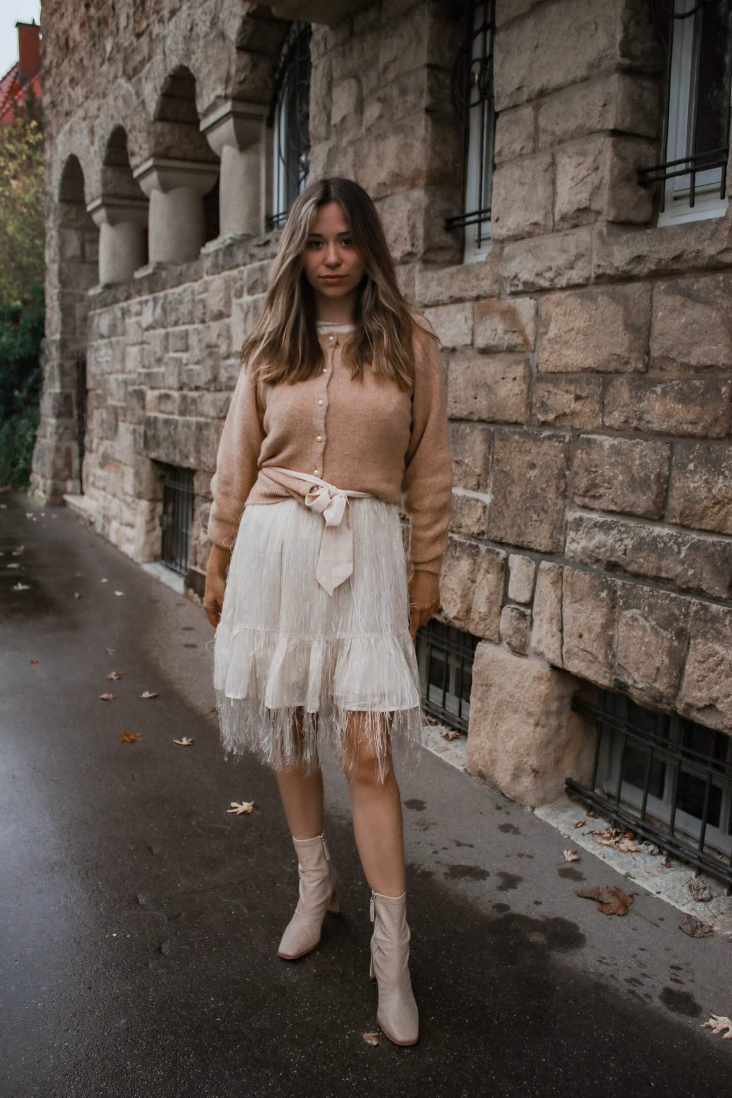 Outfit mit Fransen Rock & Cardigan mit Perlenknöpfen – der perfekte Holiday Look24