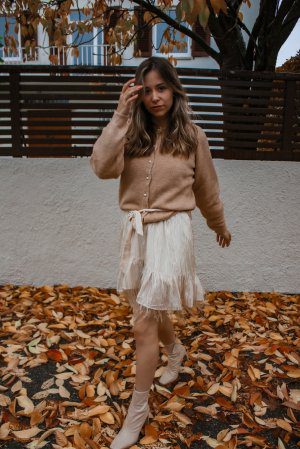 Fransen Rock & Cardigan mit Perlenknöpfen – der perfekte Holiday Look