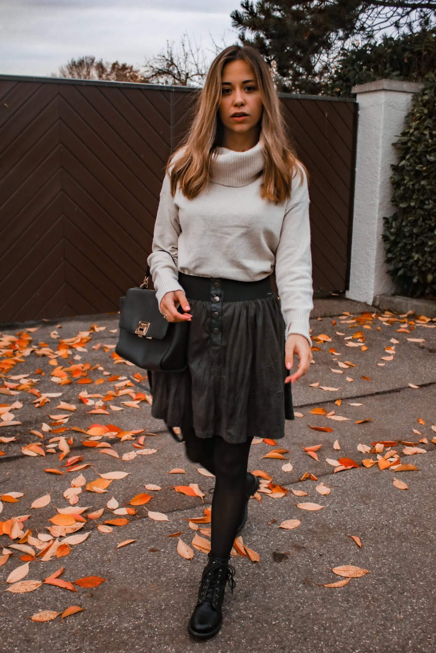 Schick im Winter – Rock im Winter kombinieren & mein Outfit mit Strumpfhose, Rollkragen Pullover und Rock16