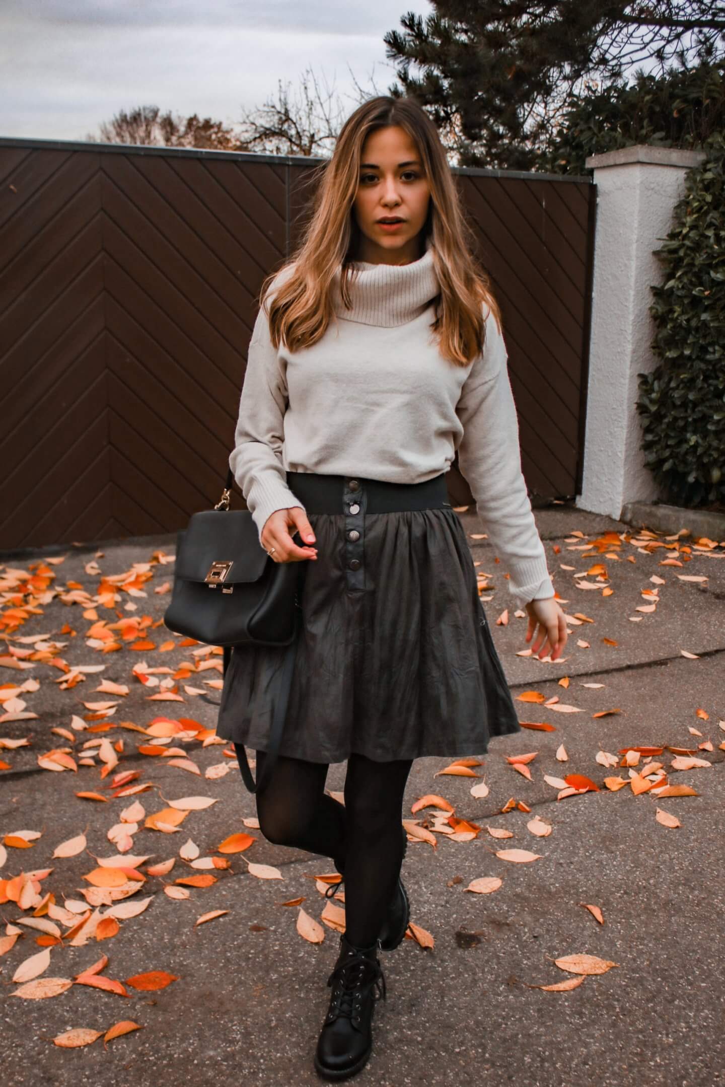 Schick im Winter – Rock im Winter kombinieren & mein Outfit mit Strumpfhose, Rollkragen Pullover und Rock17