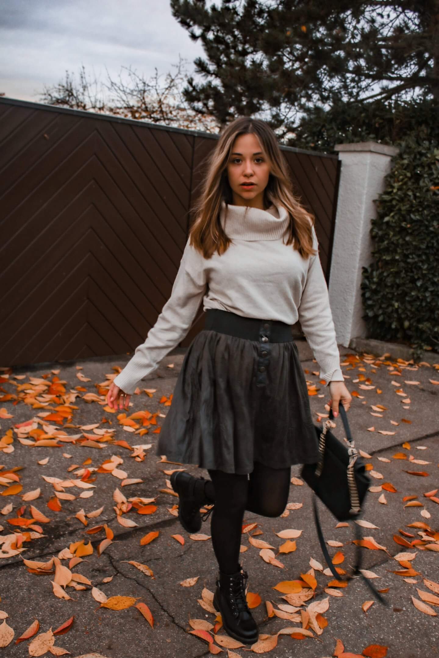 Schick im Winter – Rock im Winter kombinieren & mein Outfit mit Strumpfhose, Rollkragen Pullover und Rock6