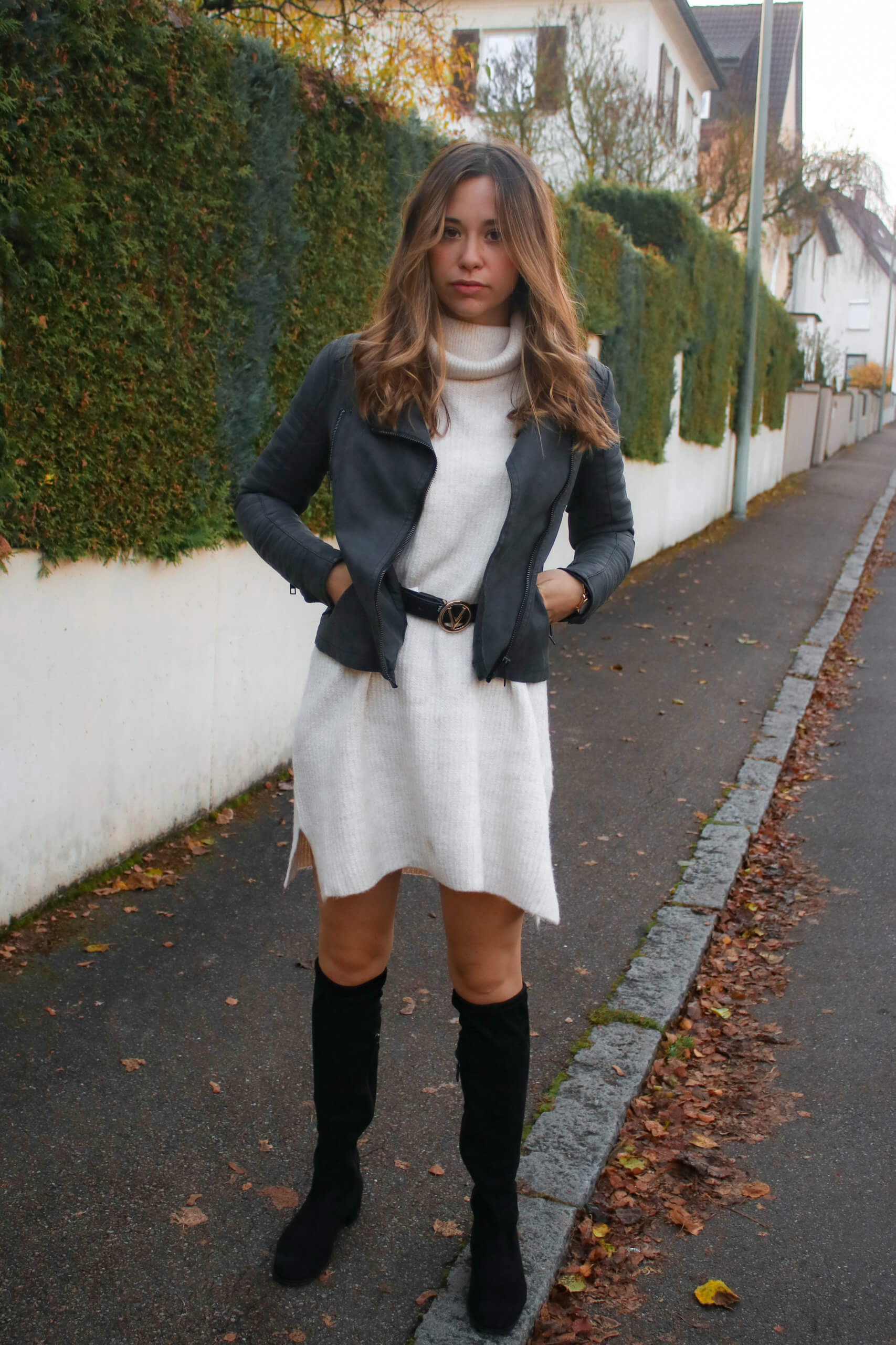 Outfit mit Strickkleid, Lederjacke und Overknees