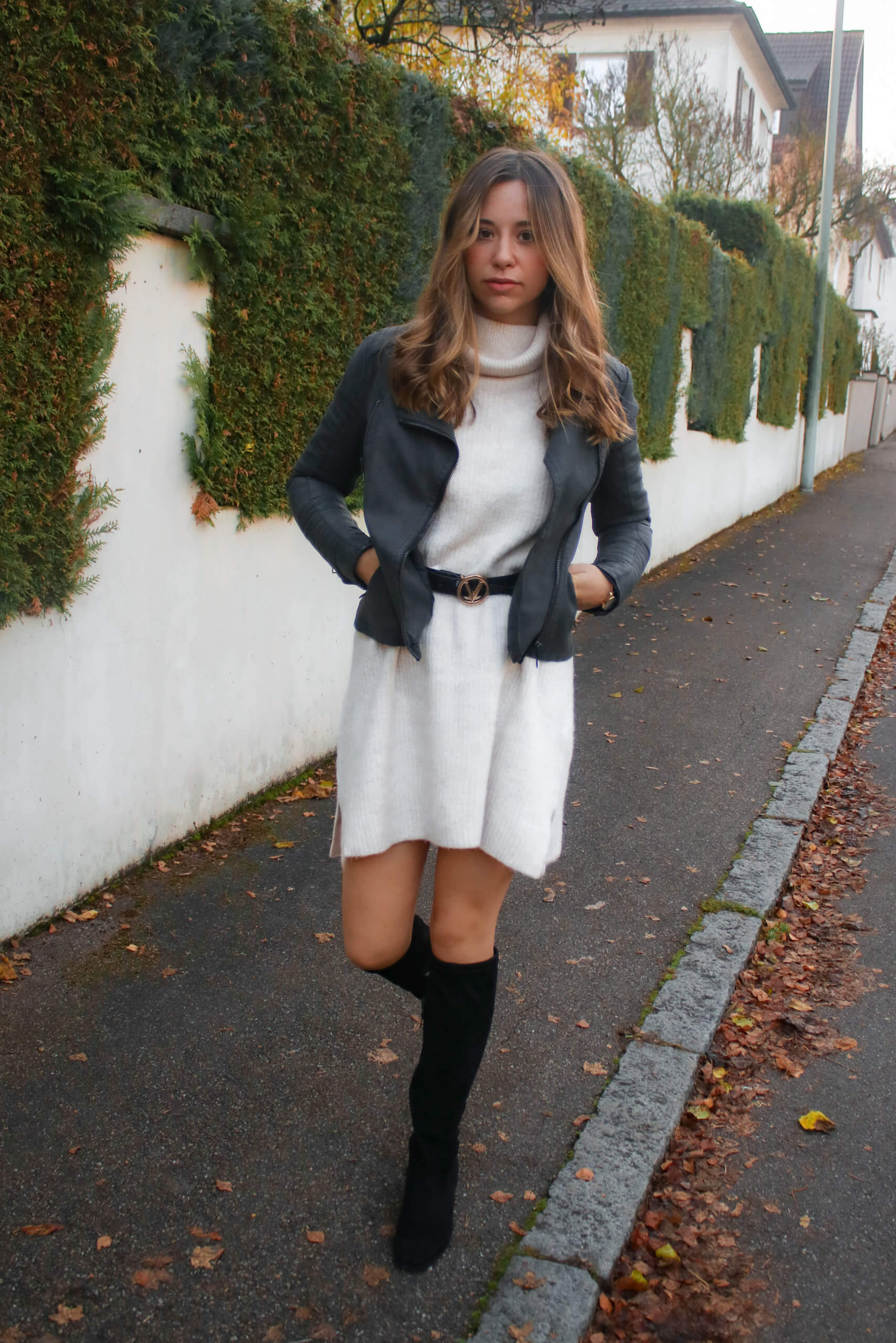 Outfit mit Strickkleid, Lederjacke und Overknees