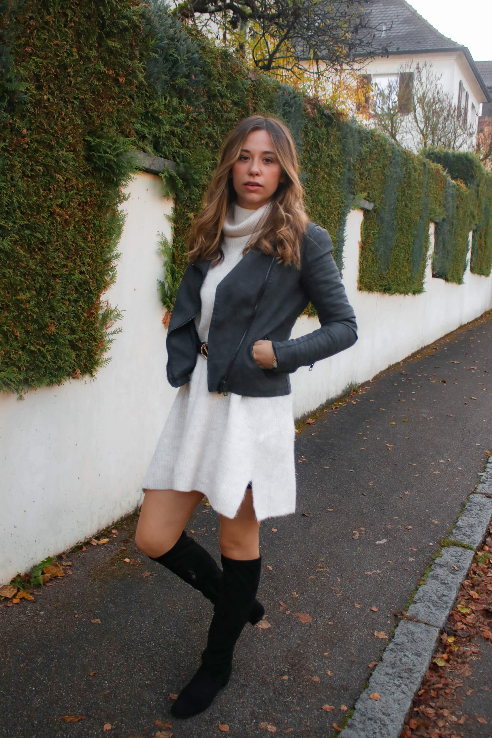 Outfit mit Strickkleid, Lederjacke und Overknees