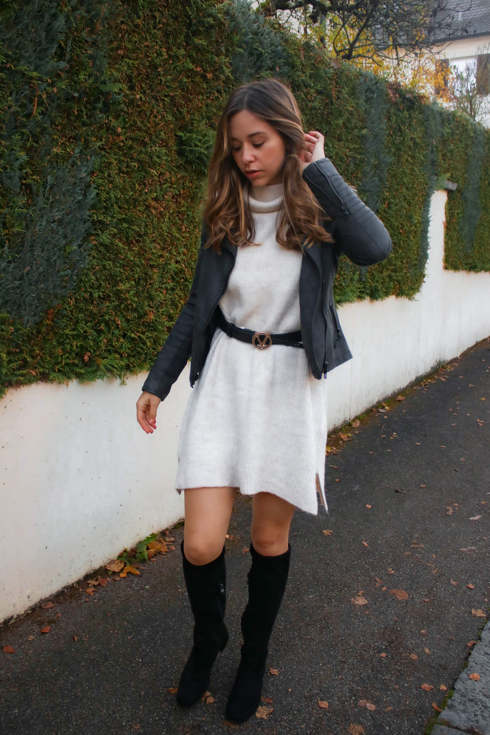 Outfit mit Strickkleid, Lederjacke und Overknees