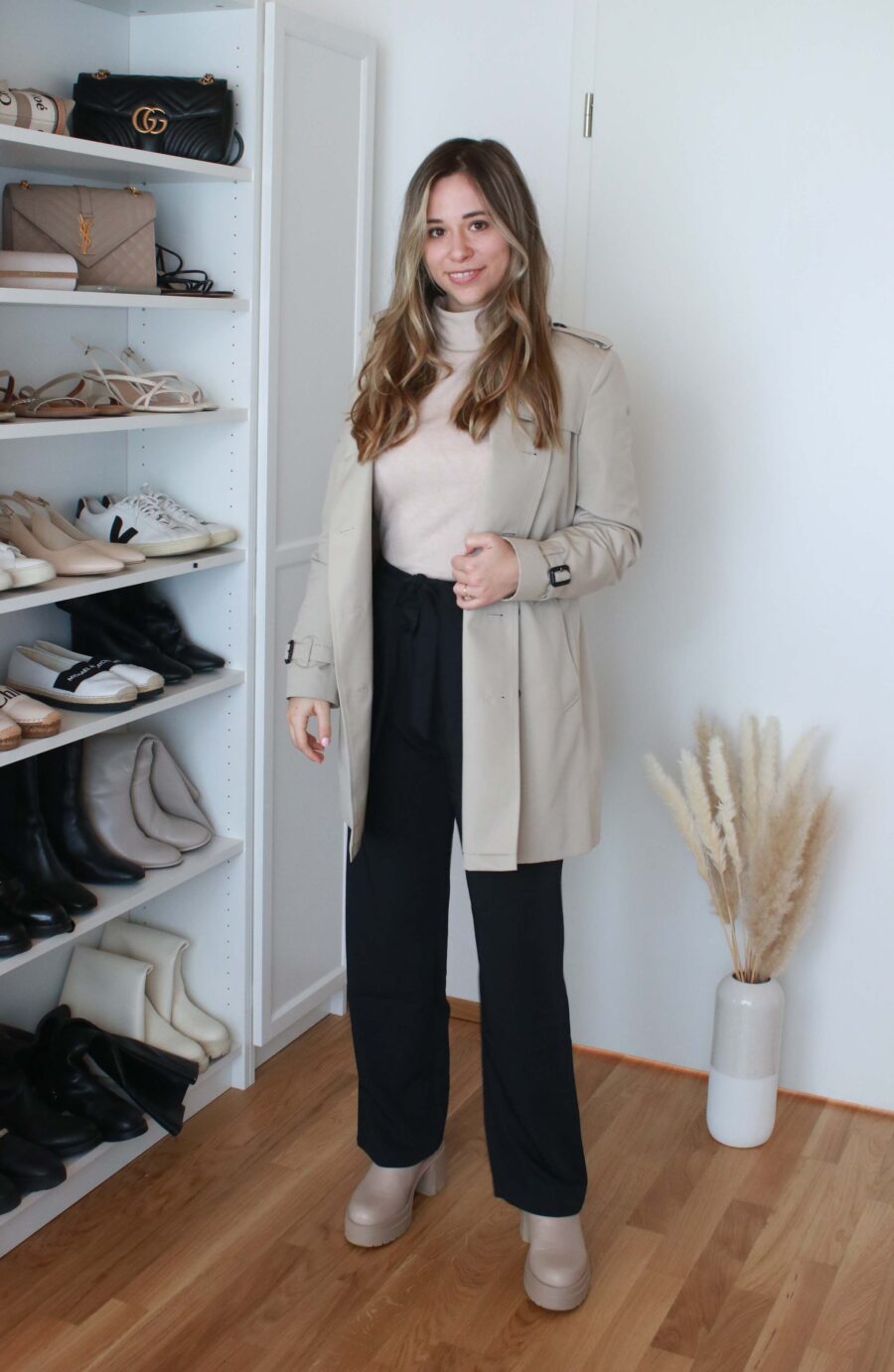 Elegantes Frühlingsoutfit mit weiter Hose, Rollkragen und Trenchcoat