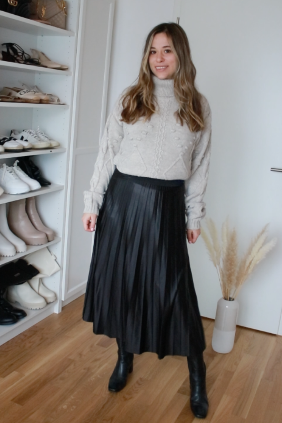 Outfit Idee mit schwarzem Lederrock, Boots und Pullover3